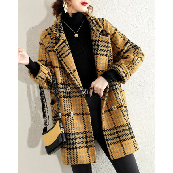 Női kockás kabát széles modell, közepes hosszúsággal