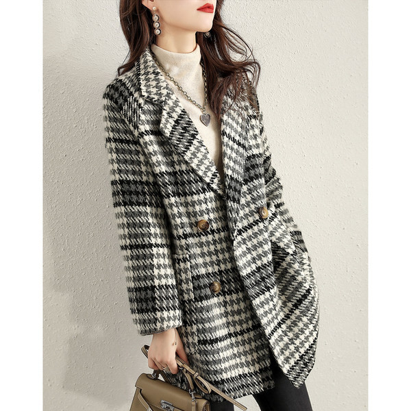 Női kockás kabát széles modell, közepes hosszúsággal