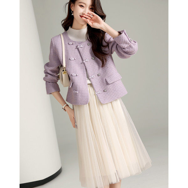 Modern női kabát gombokkal és gyöngy díszítéssel
