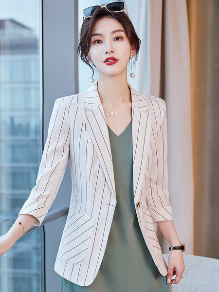 Geaca eleganta in dungi pentru femei cu maneci 3/4 si inchidere cu nasturi