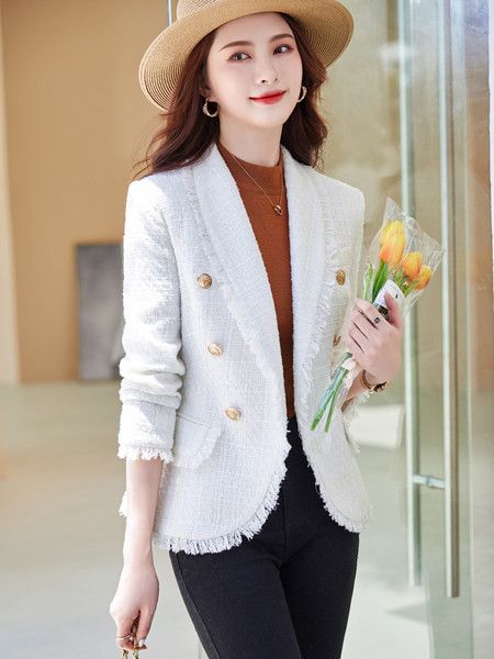 Elegáns női kötött kabát gombokkal