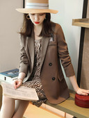 Novi model jesenske ženske jakne sa gumbima i grbom