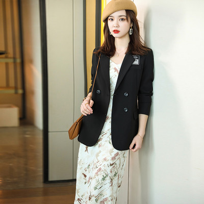 Novi model jesenske ženske jakne sa gumbima i grbom