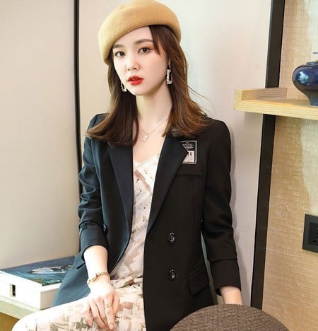 Novi model jesenske ženske jakne sa gumbima i grbom