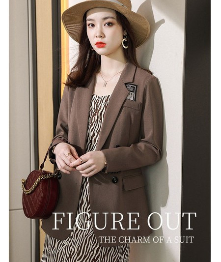 Novi model jesenske ženske jakne sa gumbima i grbom