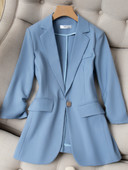 Elegantiškas moteriškas švarkas su sagomis