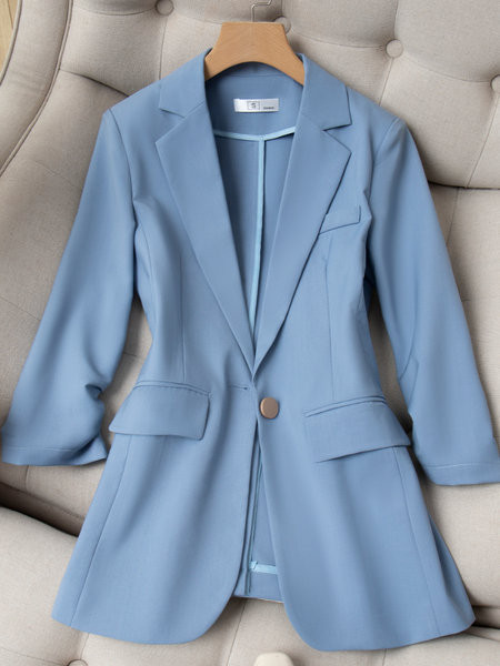 Elegantiškas moteriškas švarkas su sagomis