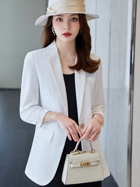 Elegantiškas moteriškas švarkas su sagomis