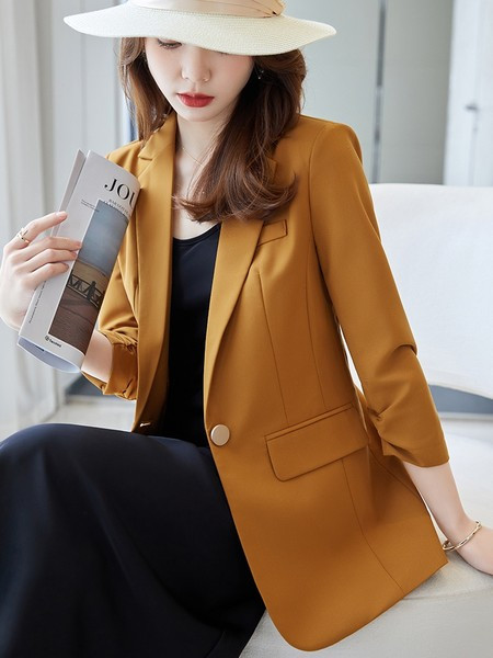 Elegantiškas moteriškas švarkas su sagomis