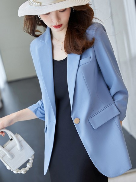 Elegantiškas moteriškas švarkas su sagomis