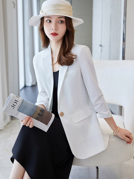 Elegantiškas moteriškas švarkas su sagomis