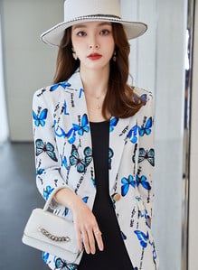 Moteriška striukė su gėlių motyvais