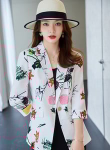 Moteriška striukė su gėlių motyvais