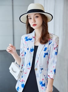 Moteriška striukė su gėlių motyvais