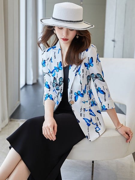 Moteriška striukė su gėlių motyvais