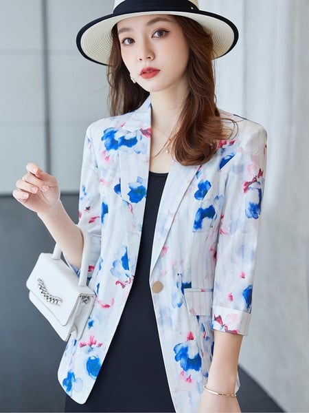 Moteriška striukė su gėlių motyvais