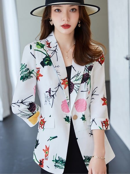 Moteriška striukė su gėlių motyvais