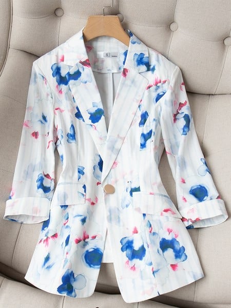 Moteriška striukė su gėlių motyvais