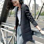 Moteriška striukė su sagomis