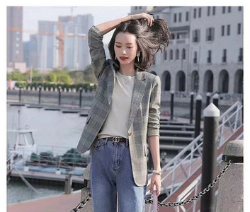 Moteriška striukė su sagomis