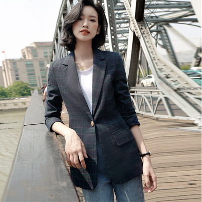 Moteriška striukė su sagomis