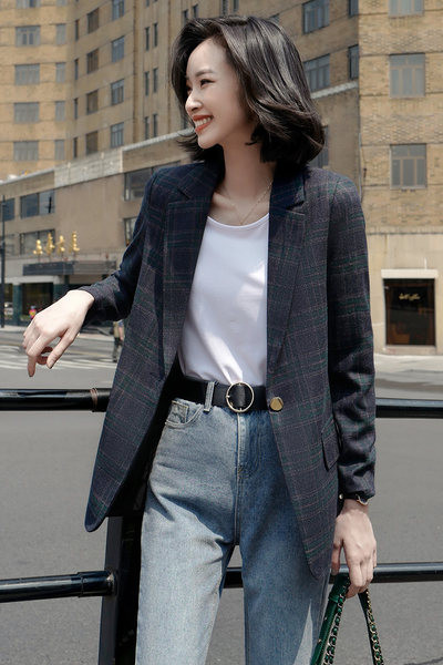 Moteriška striukė su sagomis