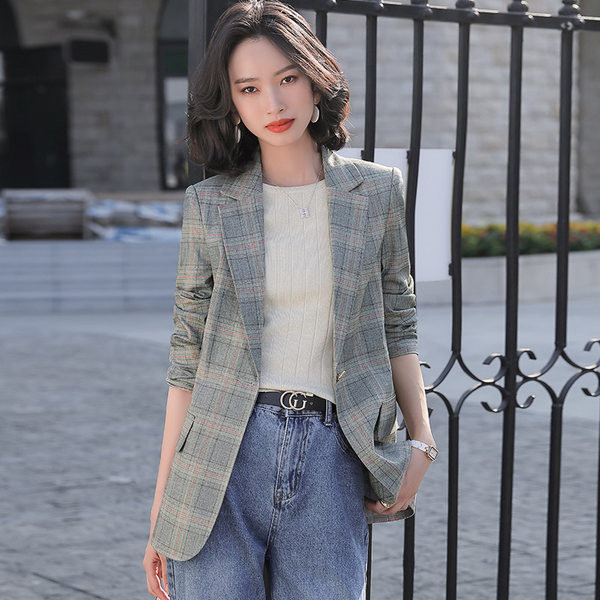 Moteriška striukė su sagomis