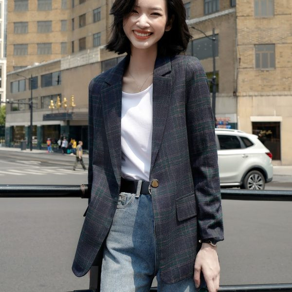 Moteriška striukė su sagomis