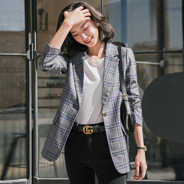 Moteriška striukė su sagomis