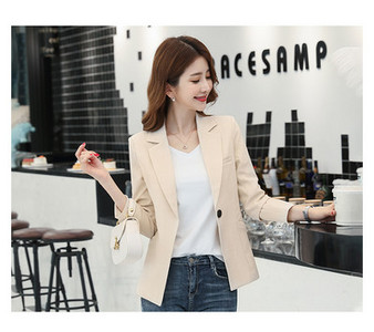Egyszínű, hosszú ujjú női kabát