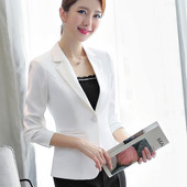 Elegantiškas moteriškas švarkas su klasikine apykakle