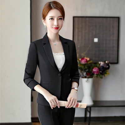 Elegantiškas moteriškas švarkas su klasikine apykakle