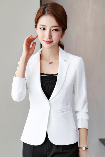 Elegantiškas moteriškas švarkas su klasikine apykakle