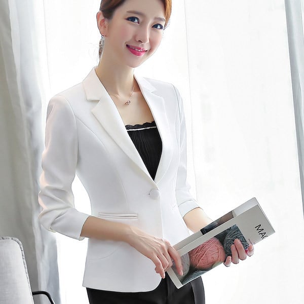 Elegantiškas moteriškas švarkas su klasikine apykakle