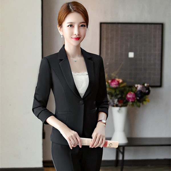 Elegantiškas moteriškas švarkas su klasikine apykakle