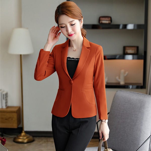 Elegantiškas moteriškas švarkas su klasikine apykakle