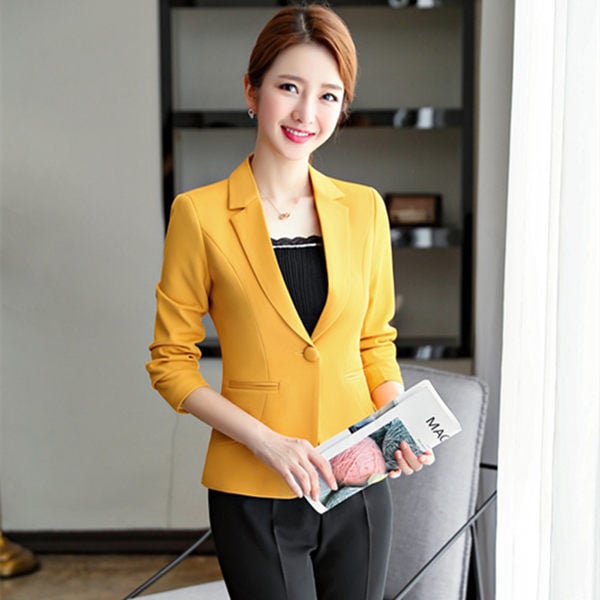 Elegantiškas moteriškas švarkas su klasikine apykakle