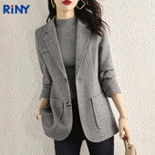 Vienspalvė moteriška striukė su kišene ir sagomis