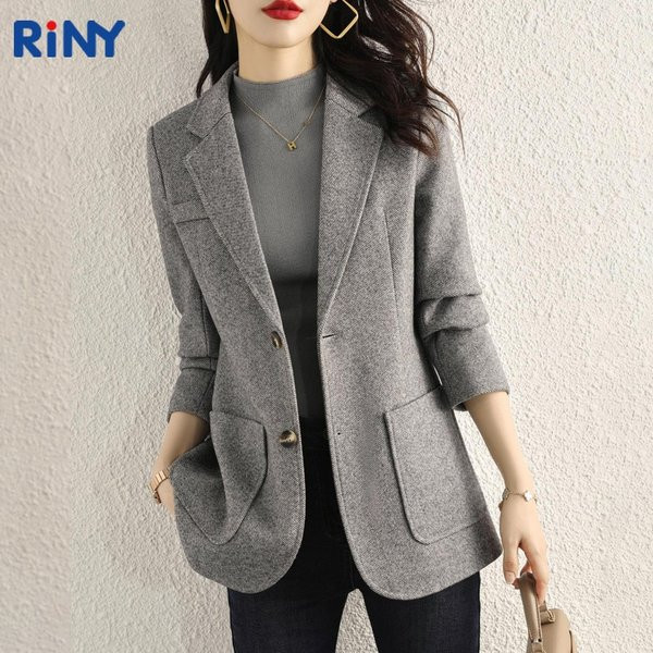 Vienspalvė moteriška striukė su kišene ir sagomis