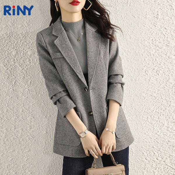 Vienspalvė moteriška striukė su kišene ir sagomis