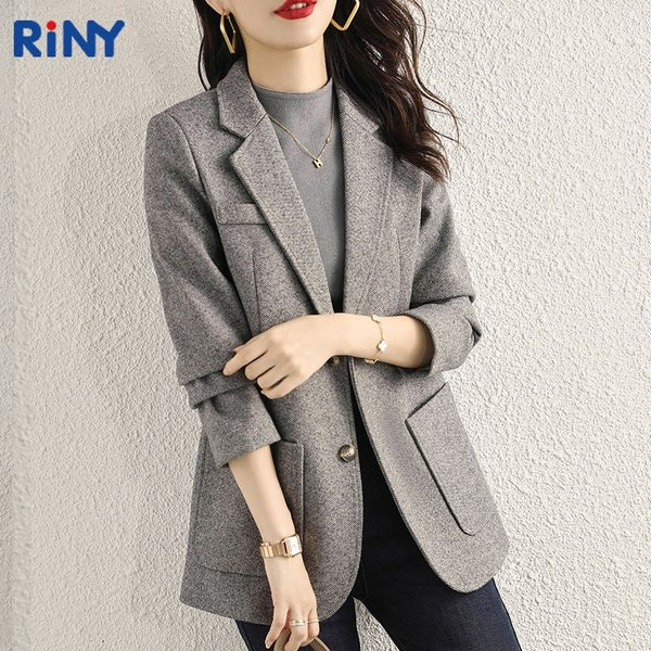 Vienspalvė moteriška striukė su kišene ir sagomis