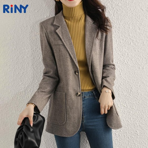 Vienspalvė moteriška striukė su kišene ir sagomis