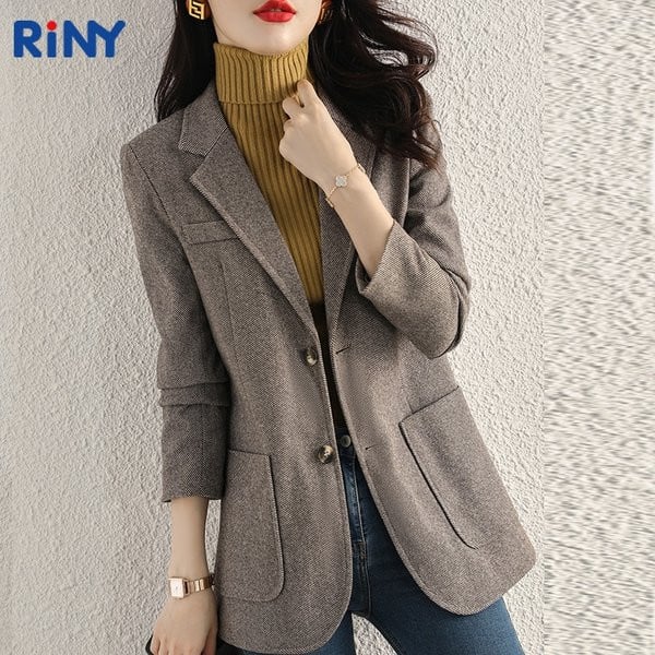 Vienspalvė moteriška striukė su kišene ir sagomis