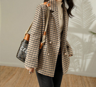 Moteriškas languotas švarkas – su sagomis