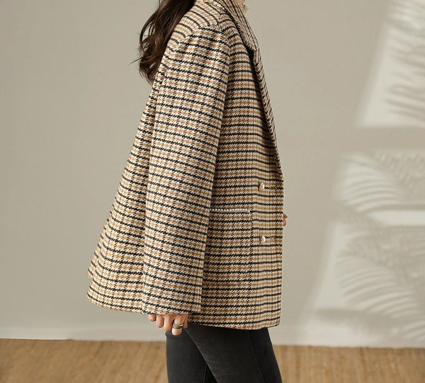 Moteriškas languotas švarkas – su sagomis