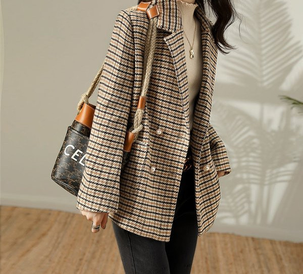 Moteriškas languotas švarkas – su sagomis