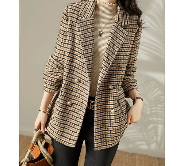 Moteriškas languotas švarkas – su sagomis