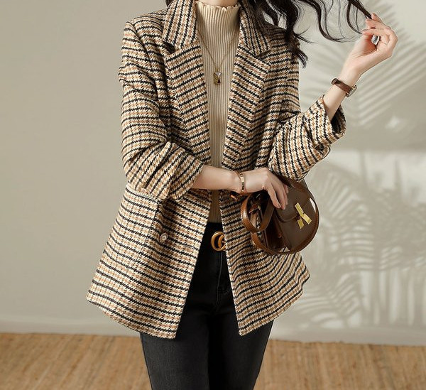 Moteriškas languotas švarkas – su sagomis