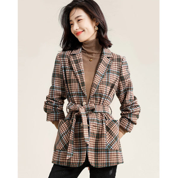 Moteriška striukė su diržu ir kišene