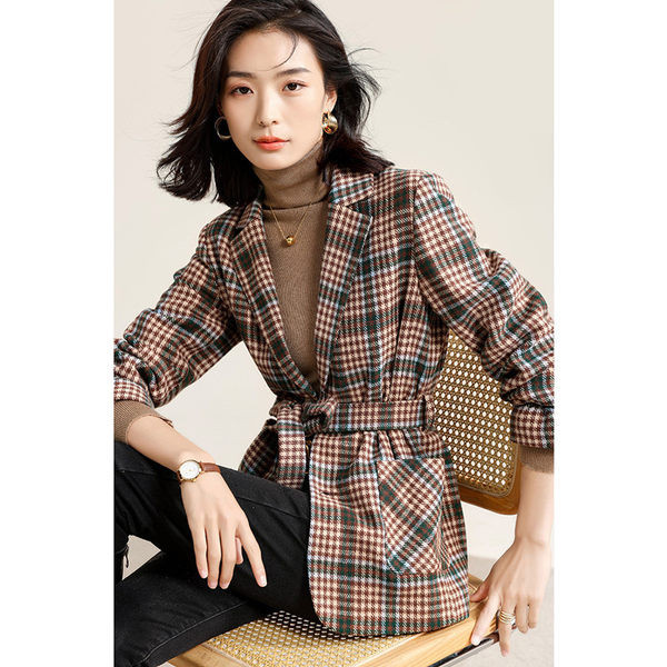 Moteriška striukė su diržu ir kišene